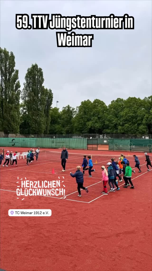 59. TTV Jüngstenturnier

Etwas kühl, etwas nass aber dennoch unter vollen Einsatz wetteiferten 13 Kids vom Erfurter TC RW am vergangenen Sonntag auf der Tennisanlage des TC Weimar 1912 um Medaillen. Der Spaß zusammen bei einem Turnier stand im Vordergrund. 
Ein tolles Miteinander der Kids und Eltern untereinander. 

Go RW 🔴⚪️