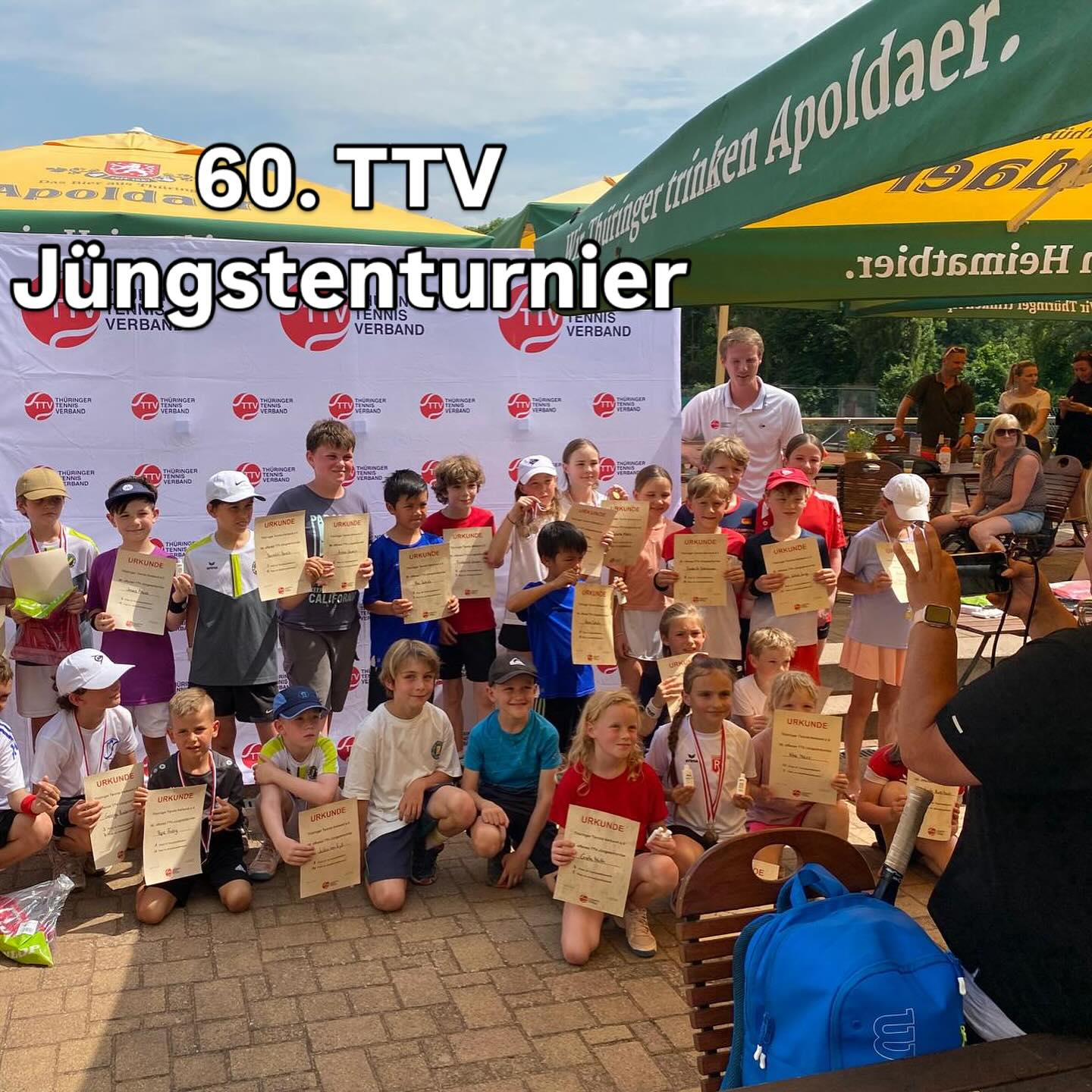 Jubiläums TTV Jüngstenturnier. 
Mit der 60. Auflage fand am vergangenen Sonntag dem 15.06 das Jüngstenturnier in Apolda statt. 
Die Kids von Rot-Weiß waren wiedermal zahlreich vertreten. Bei heißen Temperaturen war es diesmal wirklich ein Kampf um die Medaillien. 
Bambinwart Nico Auerbach sah auch bei diesem Turnier weitere Fortschritte aus dem Tennis und Athletiktraining der teilnehmenden 🔴⚪️ Kids.