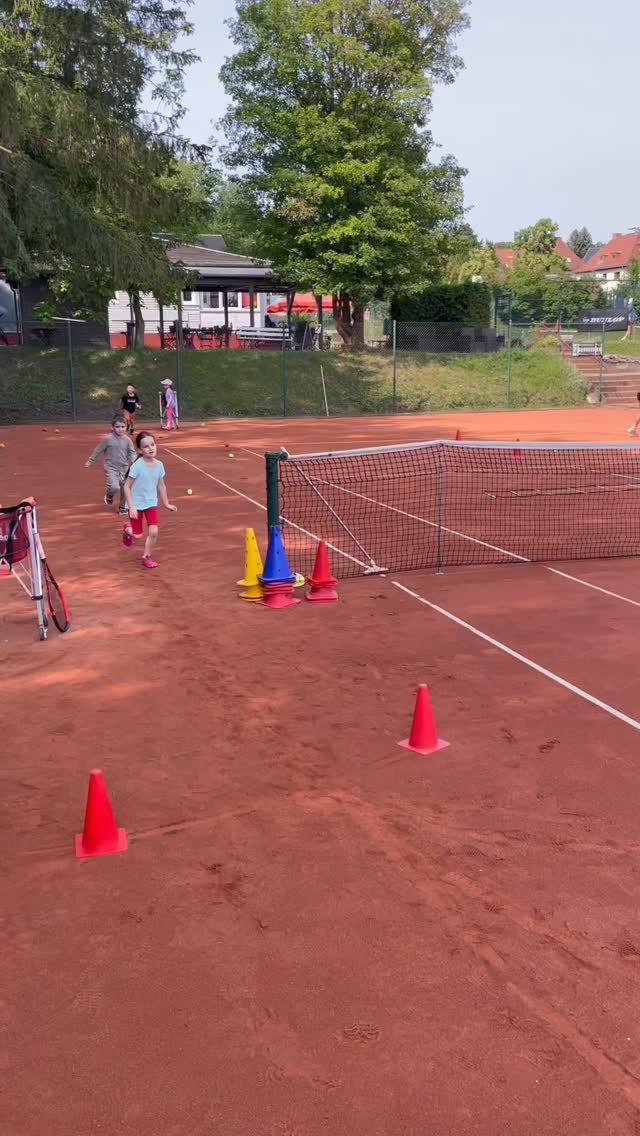 Kita - Tennisprojekt

In Kooperation mit der Kita Ententeich fand auch dieses Jahr wieder ein tolles Projekt Verwirklichung: 
An 3 Tagen hatten die jungen „Knirpse“ die Gelegenheit Tennis mit viel Spaß auf der Tennisanlage beim Erfurter Tennisclub Rot-Weiß kennen zu lernen. 
Neben Parcours und kleinen Spielen wurden natürlich auch die ersten Schritte zur Vorhand und Rückhand geübt. 

Wir freuen uns schon auf weitere tolle Projekte mit der Kita Ententeich im nächsten Jahr und hoffen das eine oder andere Kind für den begeistert zu haben. 🎾👍

#erfurt #tennis #tennislove #wirliebentennis #talent #kita #scouting #erfurtertennisclubrotweiß