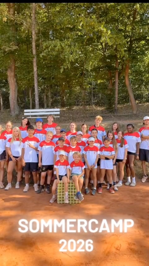 🎾☀️ Unser Tennissommer-Camp 2026 liegt hinter uns – mit jeder Menge Tennis, Bewegung, Teamgeist und vor allem ganz viel Spaß.

In abwechslungsreichen Trainingseinheiten konnten die Kinder und Jugendlichen ihr Können verbessern, Neues ausprobieren und gemeinsam als Team wachsen. Neben Technik, Taktik und spannenden Spielen standen natürlich auch Lachen, Fairplay und das Miteinander im Mittelpunkt.

Viele kleine Erfolgserlebnisse, neue Freundschaften und jede Menge schöne Momente haben das Camp zu einer tollen Sommerwoche gemacht. 

Ein großes Dankeschön an alle Trainerinnen und Trainer, Helferinnen und Helfer sowie natürlich an alle Kids, die mit so viel Begeisterung dabei waren!

Wir sagen: Bis zum nächsten Tenniscamp! 🎾☀️❤️
#TennissommerCamp2026 #Tennis #Tenniscamp #Nachwuchs #Tennisliebe Teamgeist Vereinsleben RotWeißFamily
