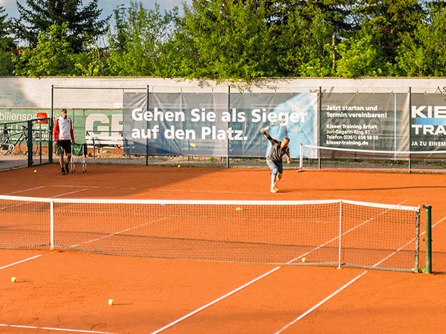 https://www.tennisschule-erfurt.de/wp-content/uploads/2019/06/training_adults.jpg