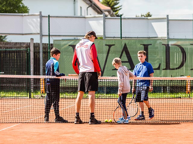 https://www.tennisschule-erfurt.de/wp-content/uploads/2019/06/training_kids.jpg