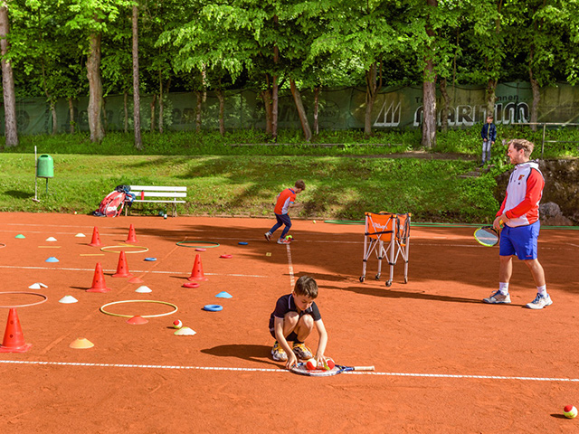 https://www.tennisschule-erfurt.de/wp-content/uploads/2021/04/training_kids.jpg